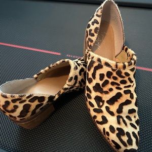 Crown Vintage women's size 6 chunky heeled leopard print booties.